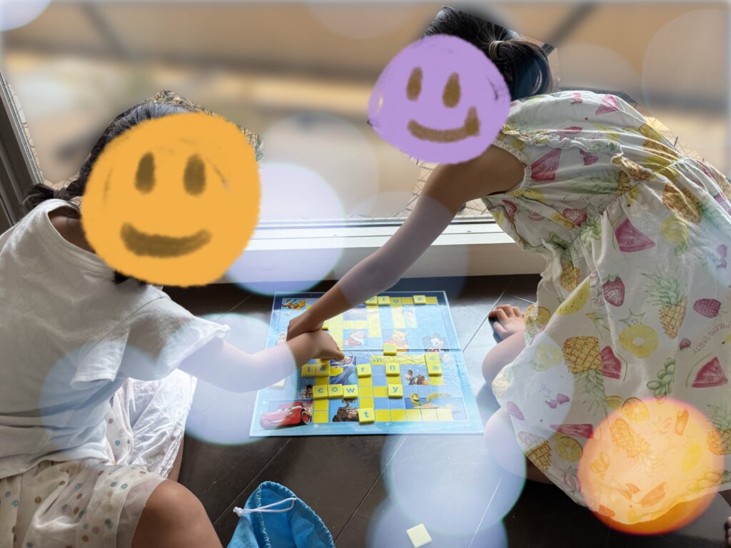 スクラブルJr. で遊ぶ娘たち（4歳, 6歳）